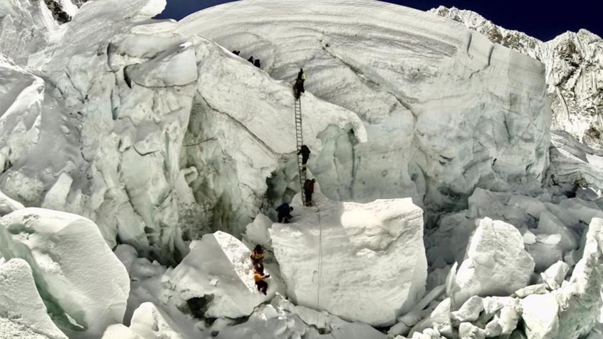 Unos alpinistas en el Everest escalando de camino a la cima