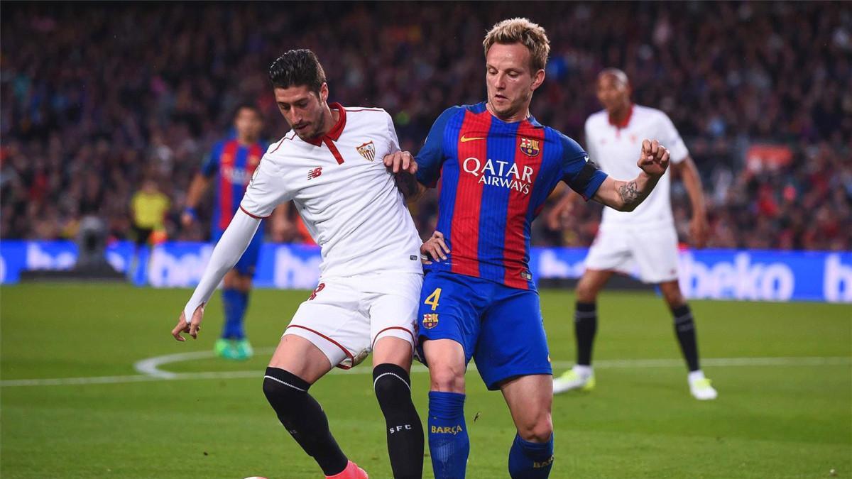 Rakitic disputa un balón en el partido contra el Sevilla en el Camp Nou