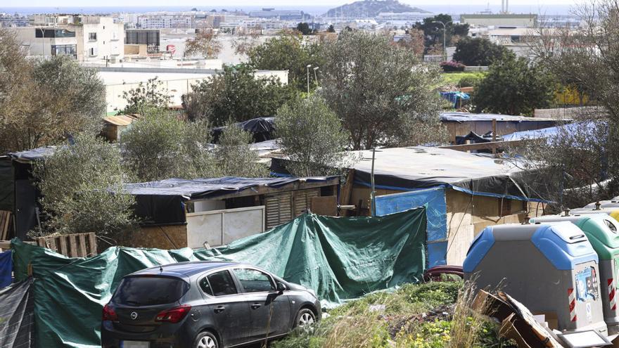 El Defensor del Pueblo urge a Santa Eulària a responder por la situación de los menores del poblado de chabolas Can Rova 2 en Ibiza