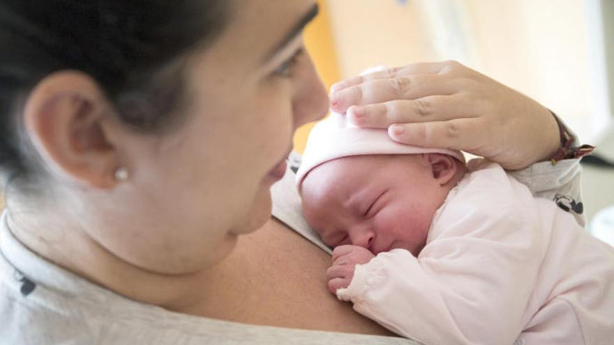 La primera lanzarotena nacida en el nuevo año es hija de una marroquí y un rumano