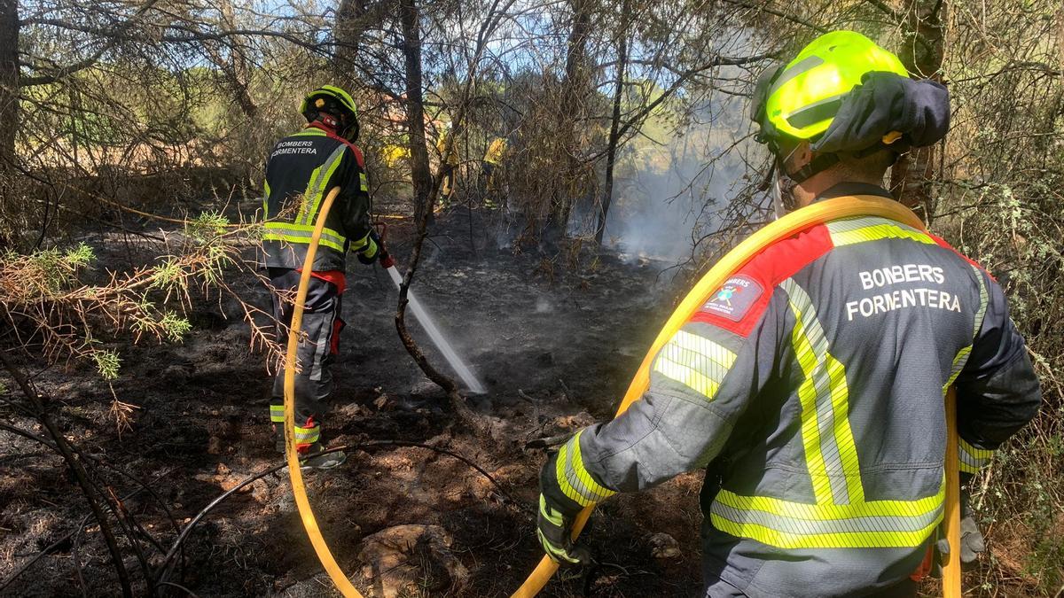 Los bomberos de Formentera durante las labores de extinción del incendio en Cala Saona.