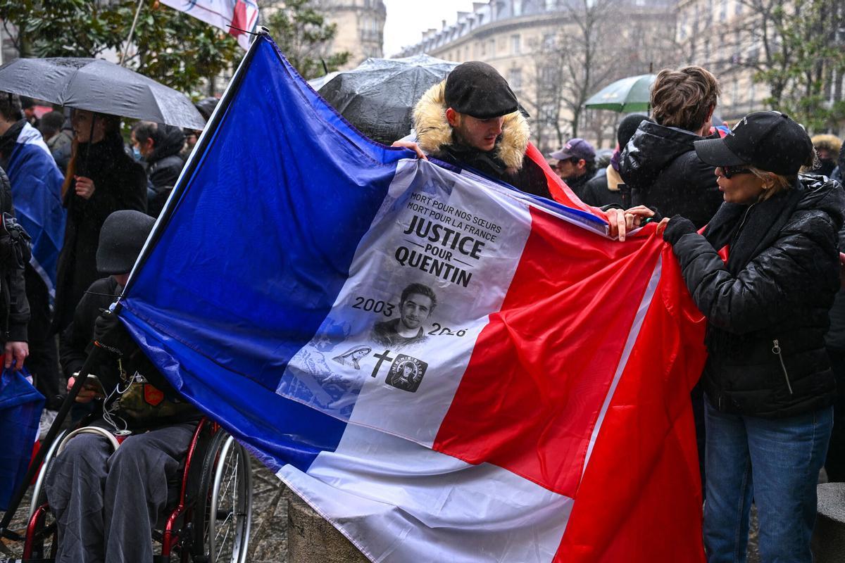 Concentración de políticos y militantes de extrema derecha en la plaza de la Sorbona para rendir homenaje a Quentin, asesinado a golpes en Lyon por antifascistas, en París, el 15 de febrero de 2026.