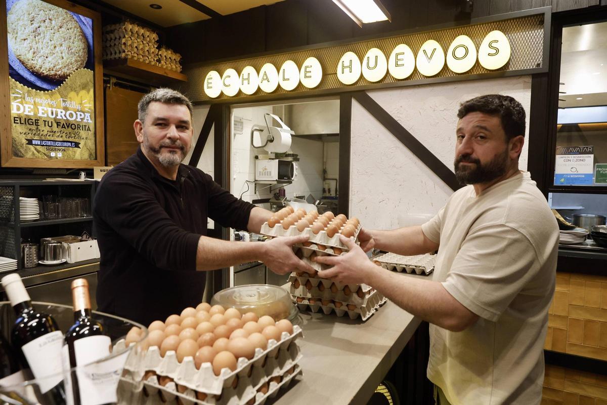 Tortillas de Europa. Antonio Ampudia en su local de Gijón