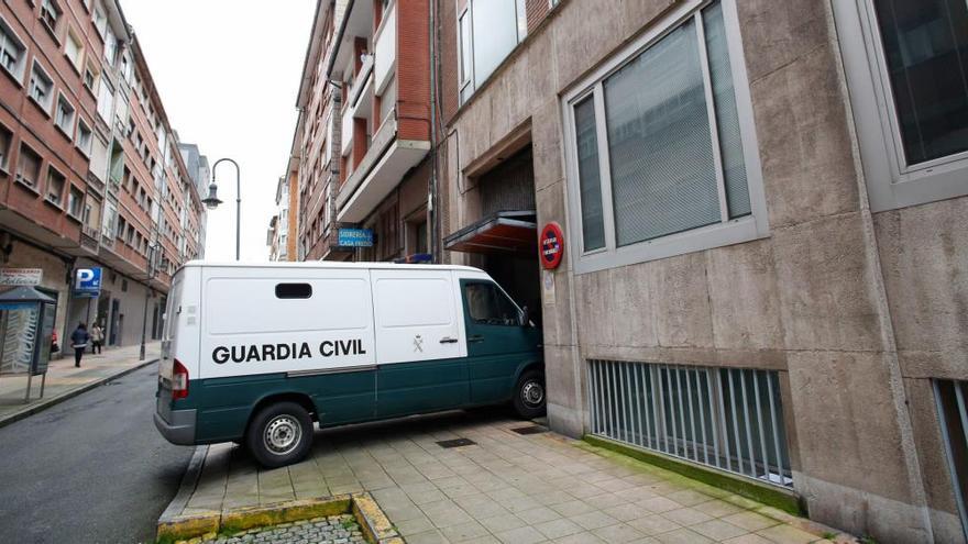 Furgoneta de la Guardia Civil en los juzgados.