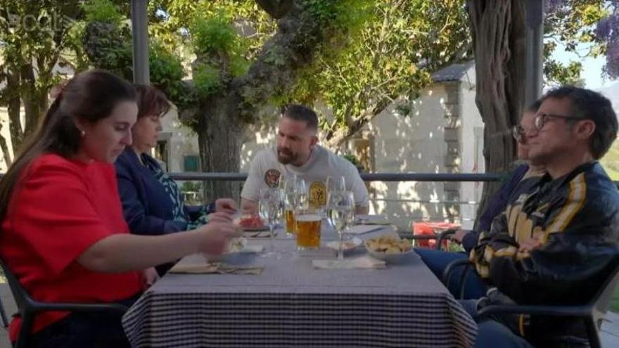 Una de les parelles de 'Joc de Cartes estiu' es nega a menjar en un restaurant de Peramola: "Estava tot molt brut"