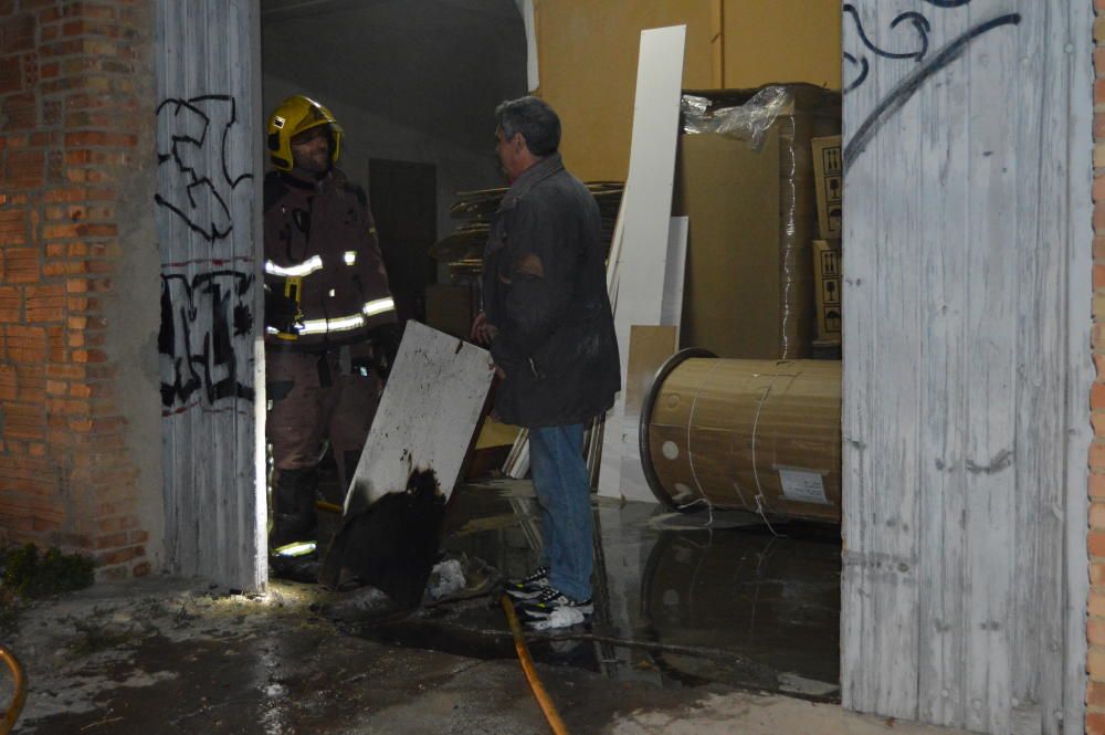 Incendi en una nau tèxtil, a Berga