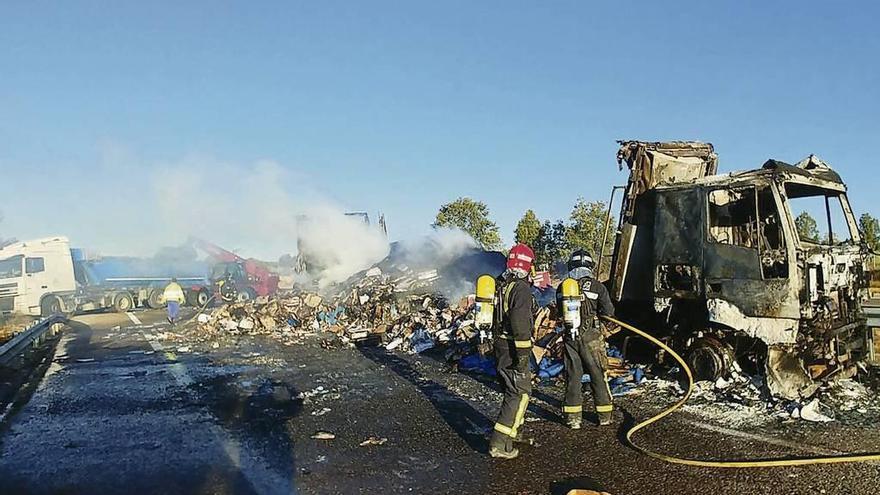 El incendio de un camión de marisco obliga a cortar la A-52 en Zamora