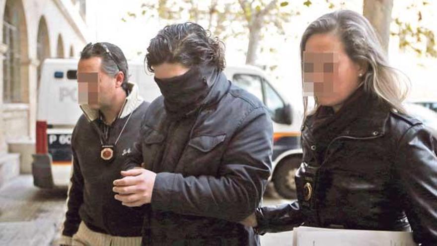 El acusado, en el centro, en los juzgados de Palma tras su primera detención por abusos.