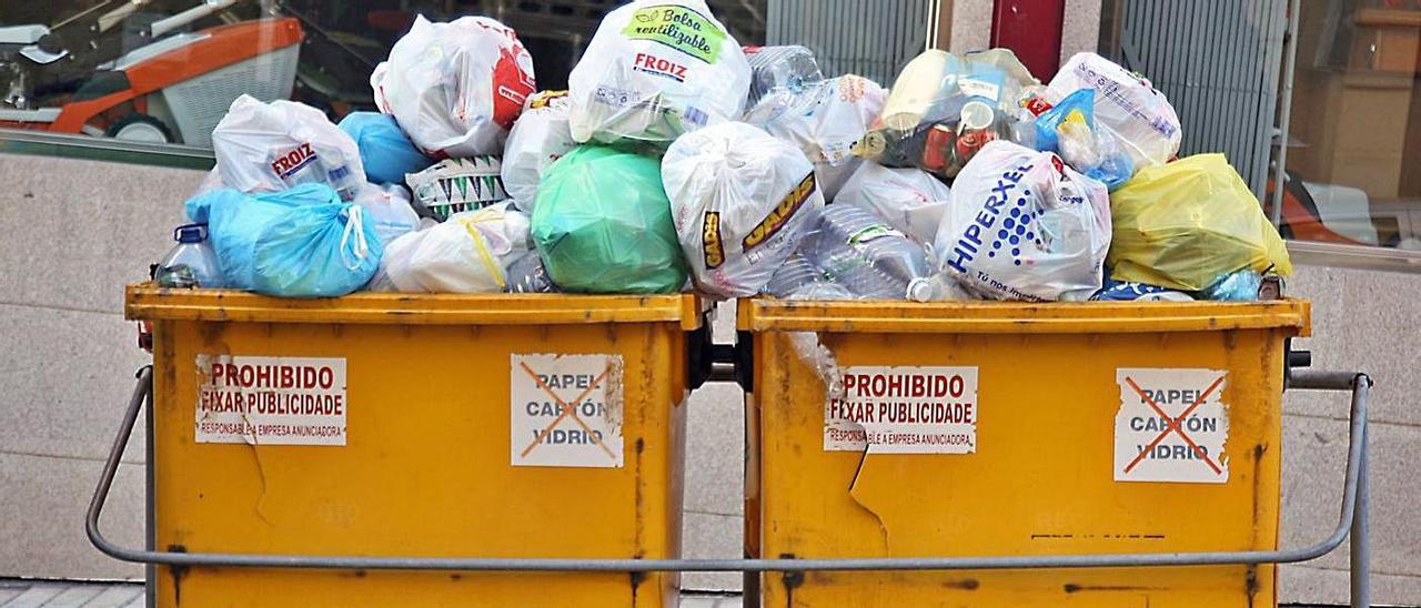 Dos colectores en una calle del núcleo urbano estradense. |   // BERNABÉ/JAVIER LALÍN