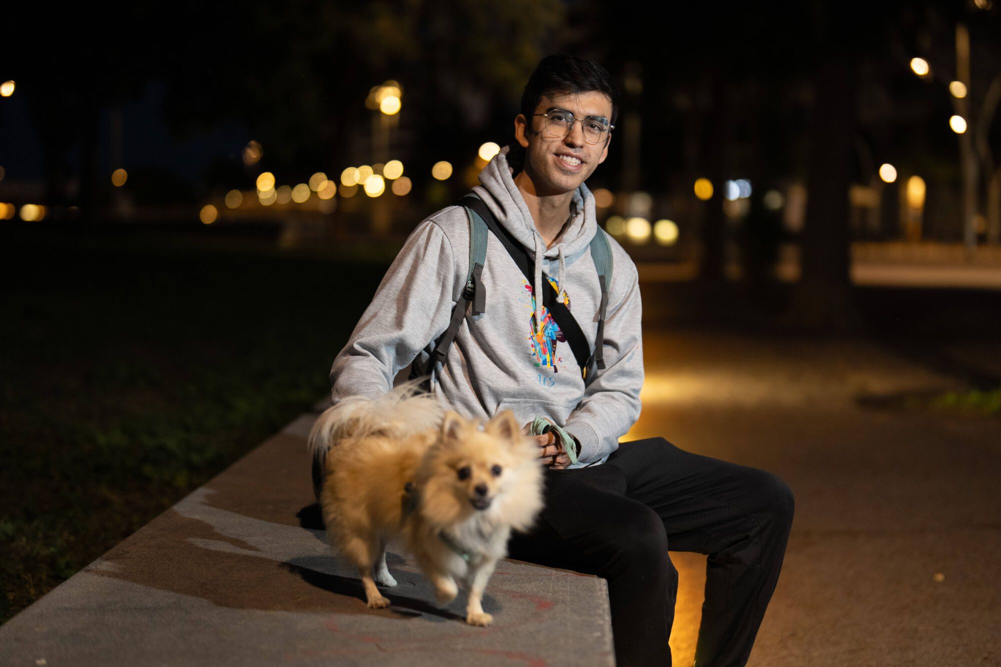 Julián Gutiérrez pasea con sus dos perros por el barrio del Gorg, zona en plena transformación urbanística y social.