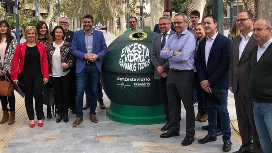 Presentación, ayer, de la campaña con la participación de representantes de los municipios que se han sumado a la iniciativa de Ecovidrio y la Federación de Baloncesto.