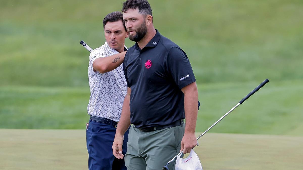 Ricky Fowler saluda a Rahm al final de la segunda vuelta en Valhalla