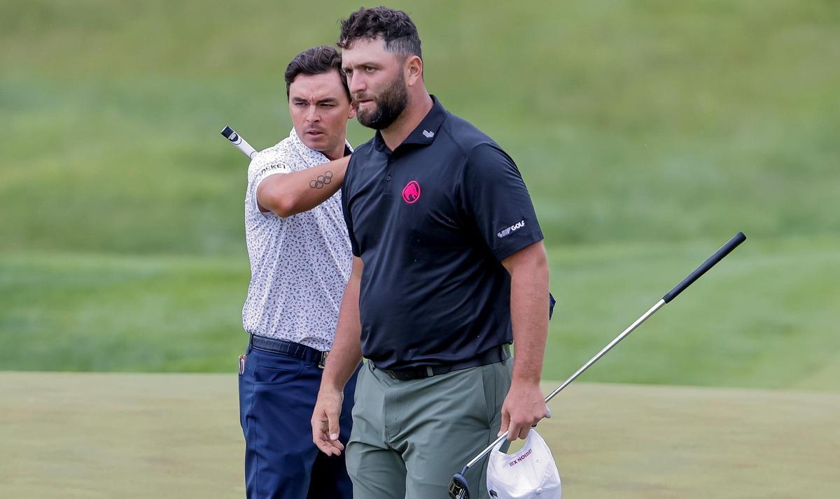 Ricky Fowler saluda a Rahm al final de la segunda vuelta en Valhalla