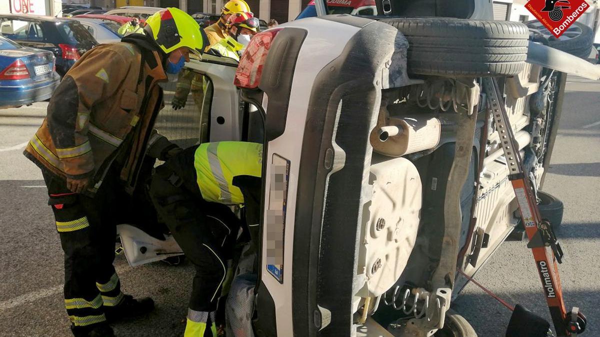 Los bomberos intentando liberar a la afectada