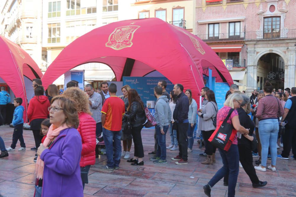 Cientos de aficionados hacen cola durante todo el jueves para fotografiarse con los trofeos de La Roja