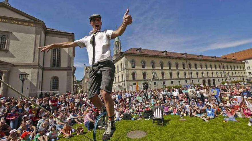 Víctor Sánchez en una de sus interpretaciones de &quot;Equilibrando ilusiones&quot;. // Cedida por Circovito