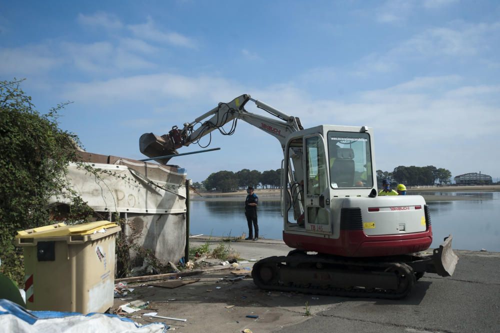 El Concello de A Coruña derriba cuatro chabolas