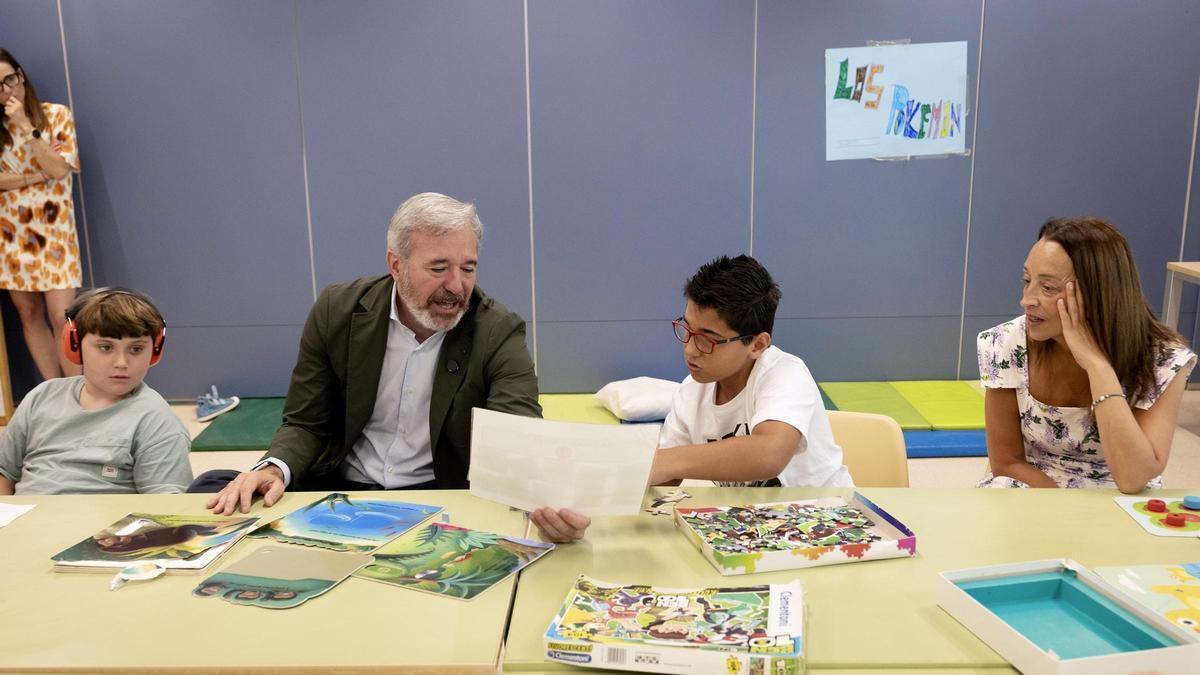 El presidente del Gobierno de Aragón, Jorge Azcón, y la consejera de Educación, Carmen Susín, visitan el CEE Jean Piaget, que participa en el programa Abierto por vacaciones.