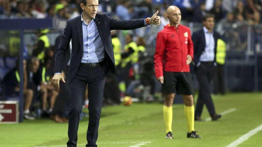 Juan Carlos Unzué da una indicación a sus jugadores durante el partido de ayer. // Daniel Pérez