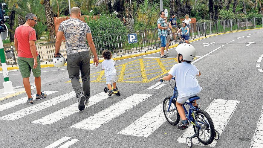 Niños con sus padres en el Parque Infantil de Tráfico «Pedro Tenza» de Elche durante una jornada especial de puertas abiertas.