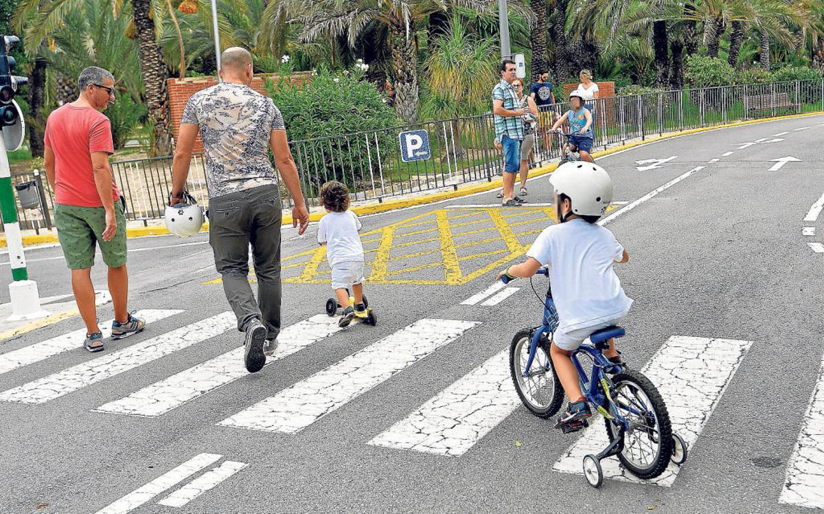 Niños con sus padres en el Parque Infantil de Tráfico «Pedro Tenza» de Elche durante una jornada especial de puertas abiertas.