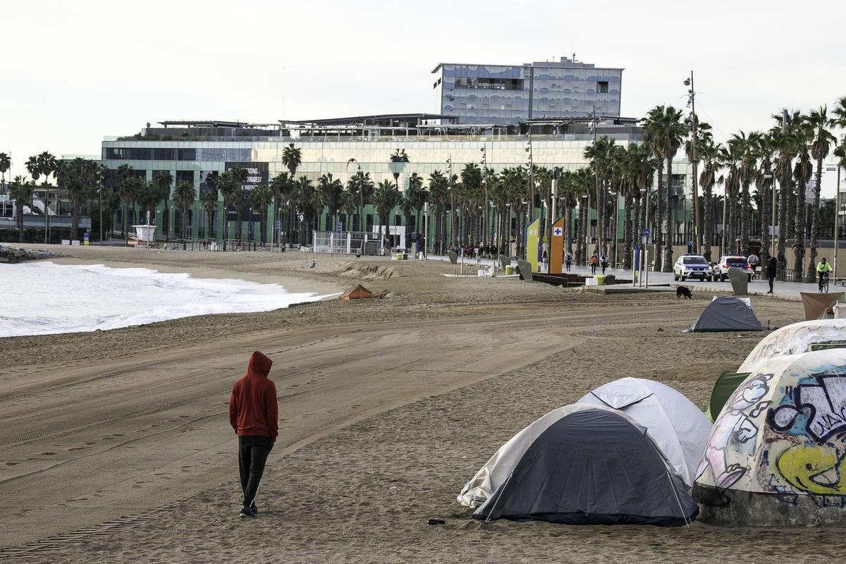 Un grupo de subsaharianos lleva meses acampados en las playas de la Barceloneta.