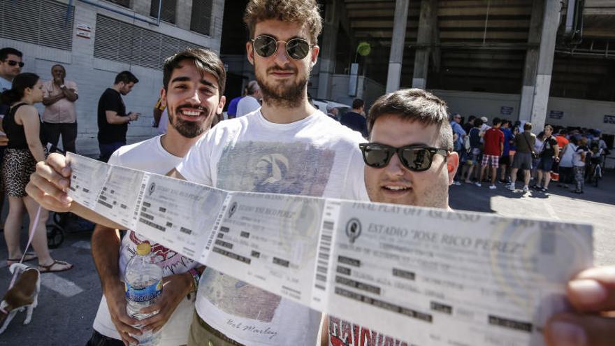 Tres afiicionados del Hércules posan con sus entradas para el Hércules-Cádiz de junio de 2016