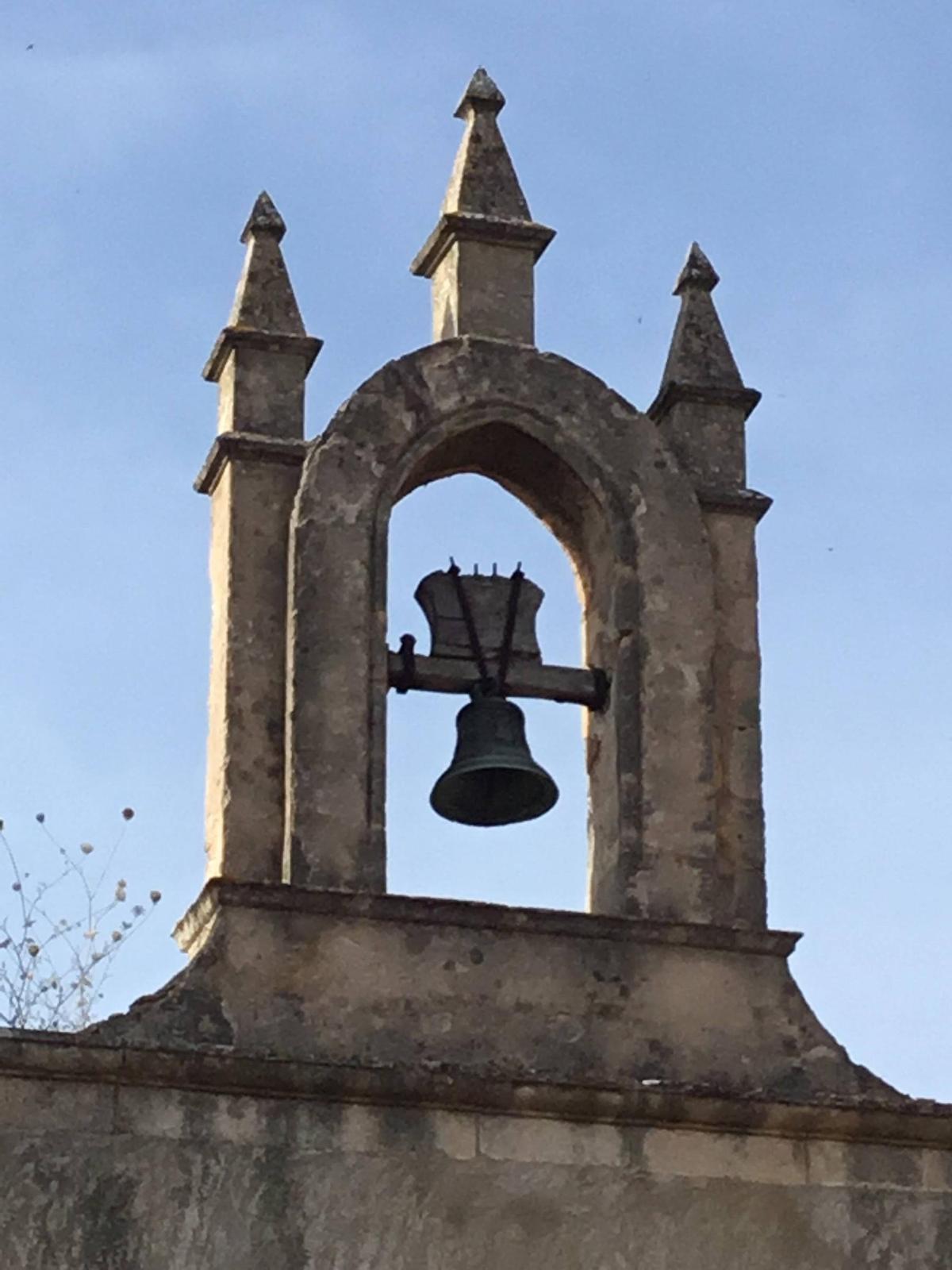 Glockengiebel im alten Hospiz von Sineu.