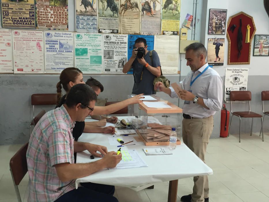 Los líderes políticos votan en Castelló