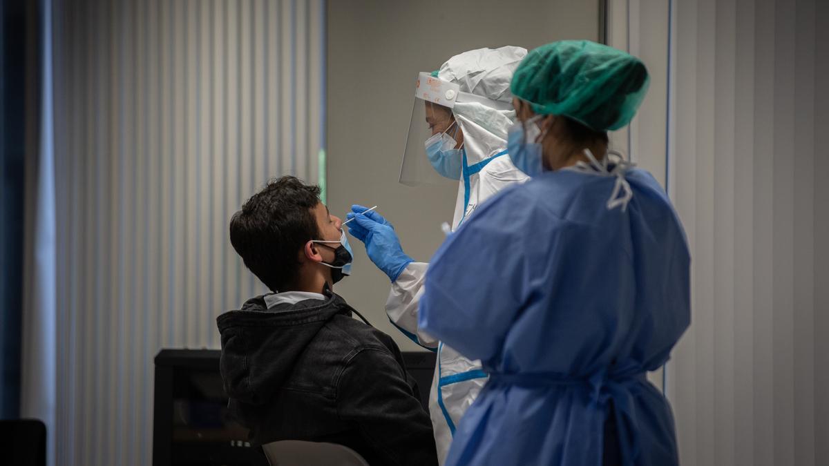 Una sanitaria realiza una prueba de covid a un paciente.