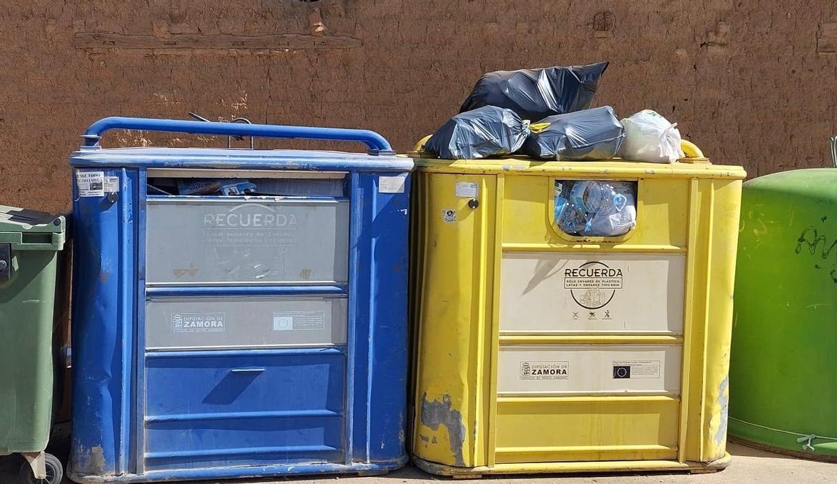 Contenedores de reciclaje de Villanueva del Puente, saturados de residuos.