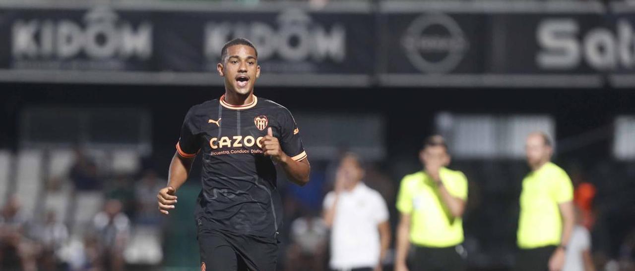 Samuel Lino en su debut con la camiseta del Valencia CF