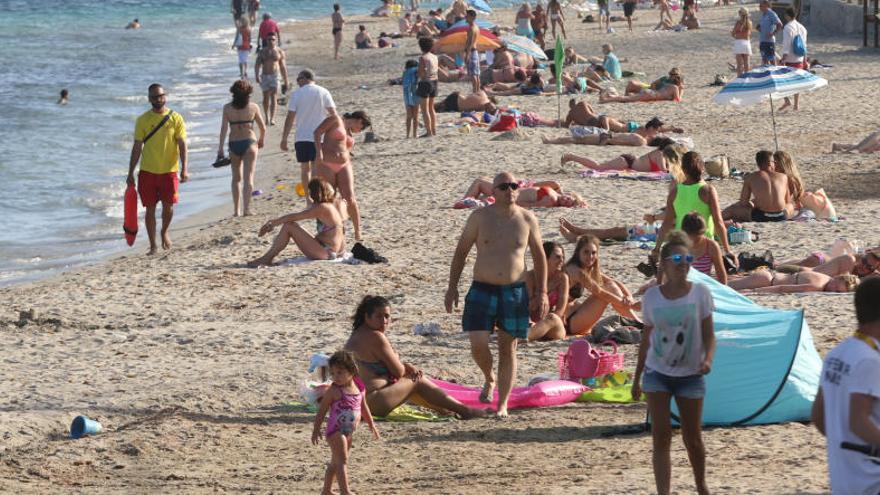 Turistas en Platja d&#039;en Bossa.