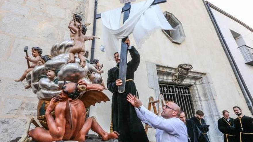 La Cruz de los Labradores o El Triunfo de La Cruz en la procesión de Santo Entierro en Sábado Santo de Orihuela. Al pie del trono, la diablesa que da nombre popular al paso.