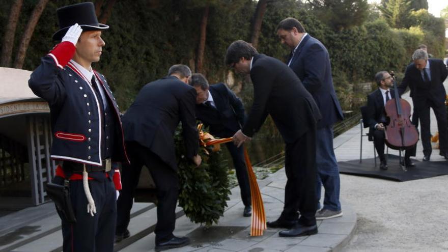 Puigdemont i Junqueras fent l&#039;ofrena a la tomba de Companys.