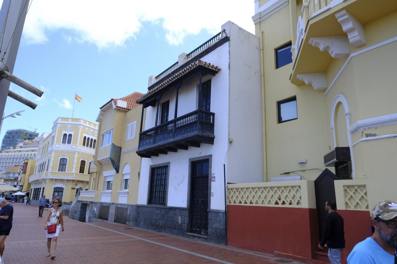 Edificios que forman parte del BIC Frente Ecléctico de Las Canteras