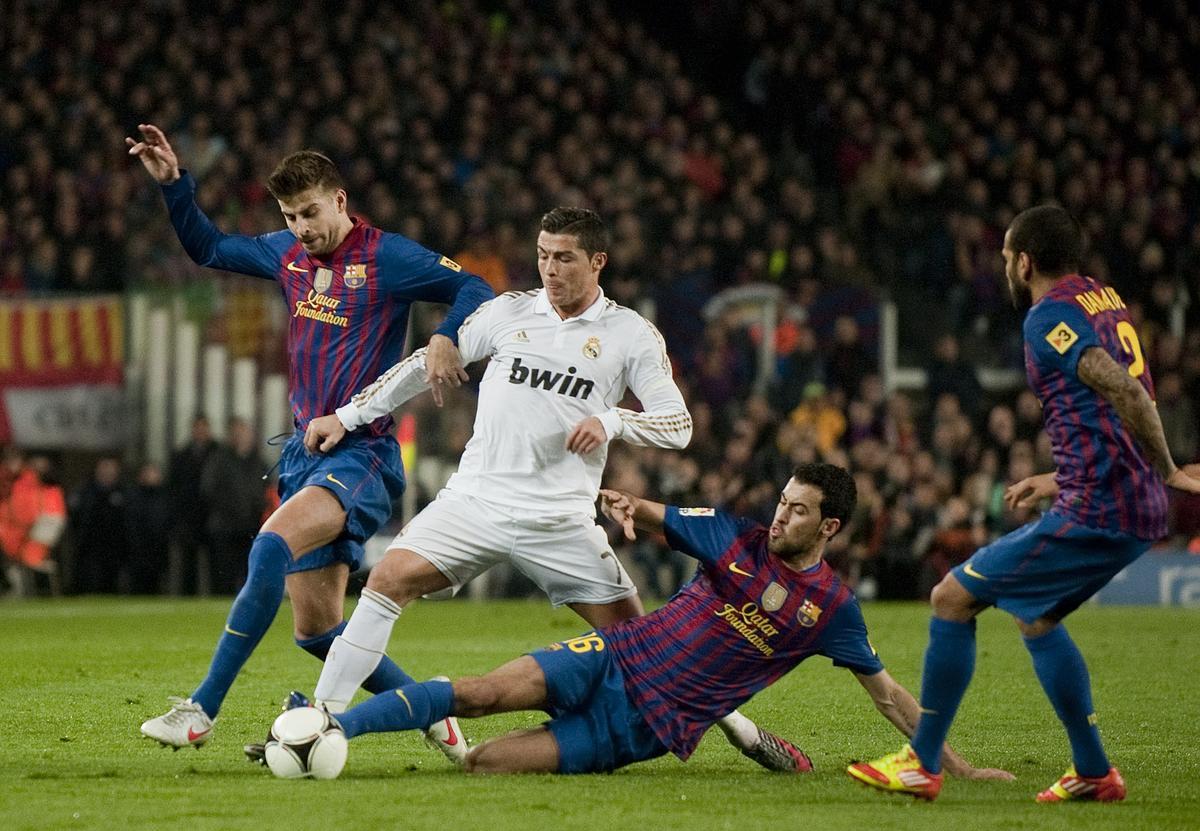 Piqué y Busquets presionando a Cristiano Ronaldo en el partido de vuelta de los 1/4 de final de la copa del rey contra el Real Madrid, en enero de 2012.