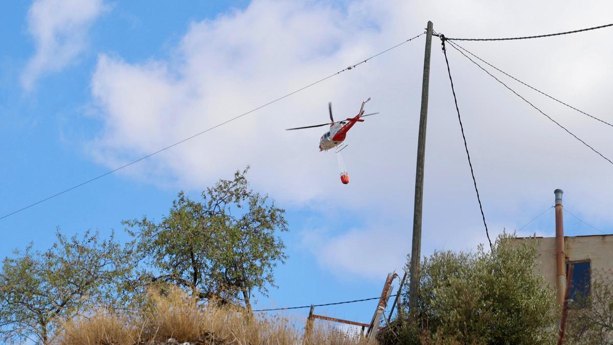Un helicóptero preparado para descargar sobre la Calderona este pasado sábado.