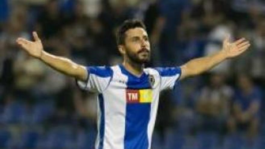 Diego Benito celebra con el Rico Pérez su gol ante el Badalona.