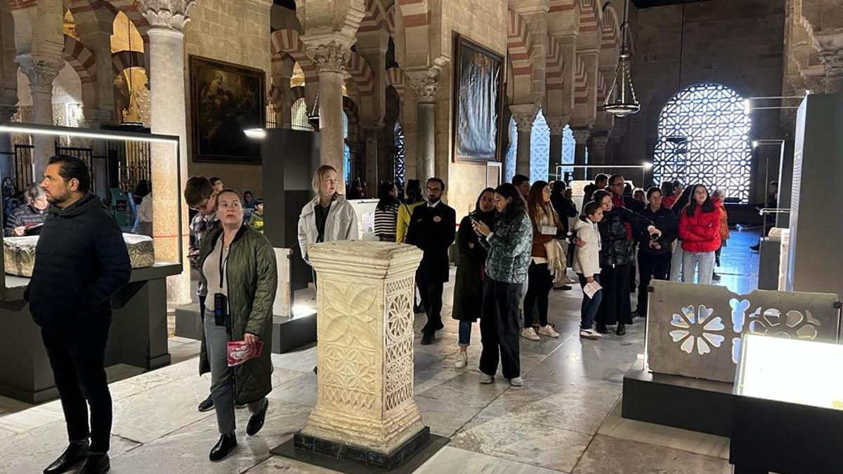 Un grupo visita las piezas de las pizas expuestas en la Mezquita-Catedral.