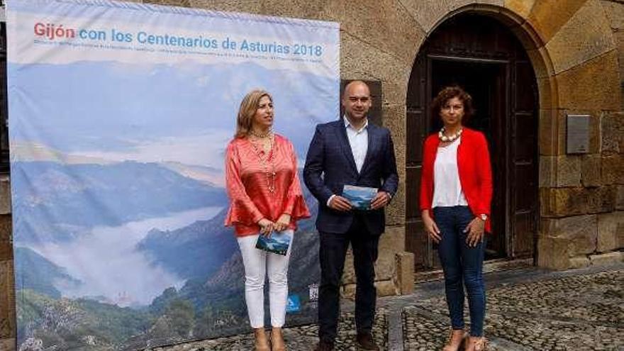 Por la izquierda, Teresa Sánchez, directora del Teatro Jovellanos; Jesús Martínez Salvador y Montserrat López Moro, ayer, en el Museo Casa Natal durante la presentación de las actividades por los Centenarios de Asturias.