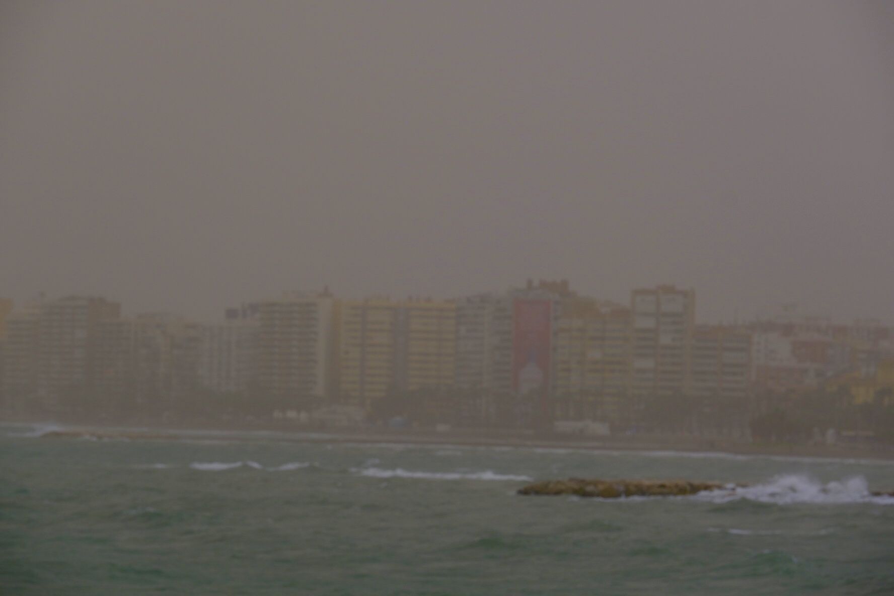 La calima vuelve a cubrir los cielos de Málaga