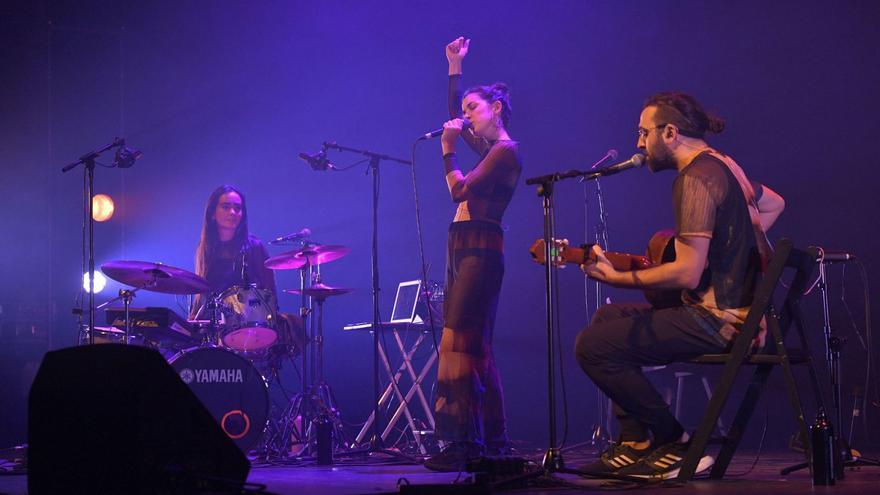 Marina Lluch, Maria Ribot i Jo Jet,  divendres, en un moment del concert de presentació del seu nou treball | MARTA PICH