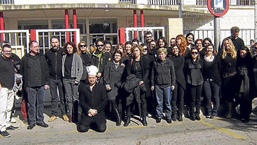 Protestas de negro por no poder exponer los trabajos de todo un curso.