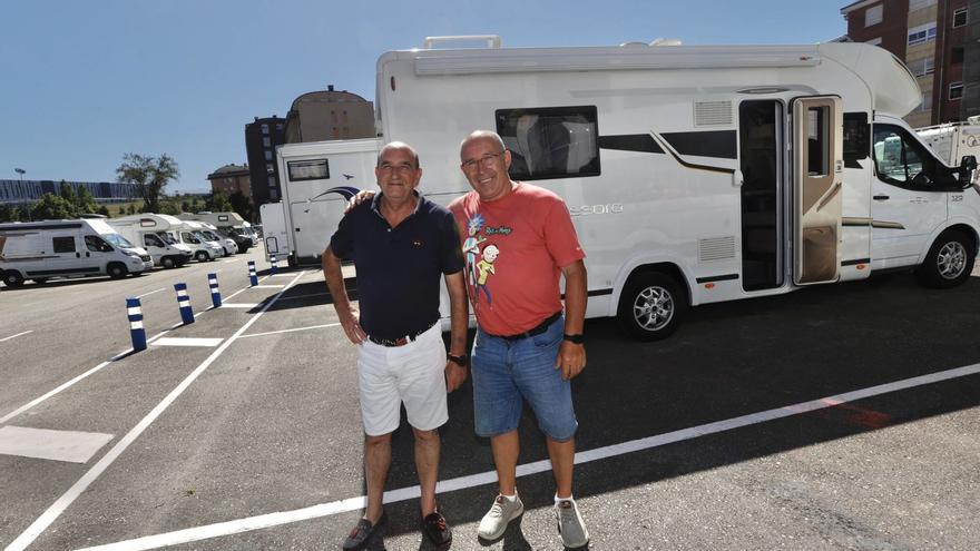 Félix Juan Díaz, a la izquierda, junto a otro autocaravanista, ayer, en La Corredoria. | Miki López