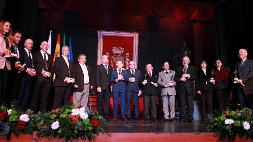 Foto de familia de todos los premiados junto con el alcalde de Antequera, Manuel Barón, en el acto celebrado en el Teatro Torcal de Antequera.