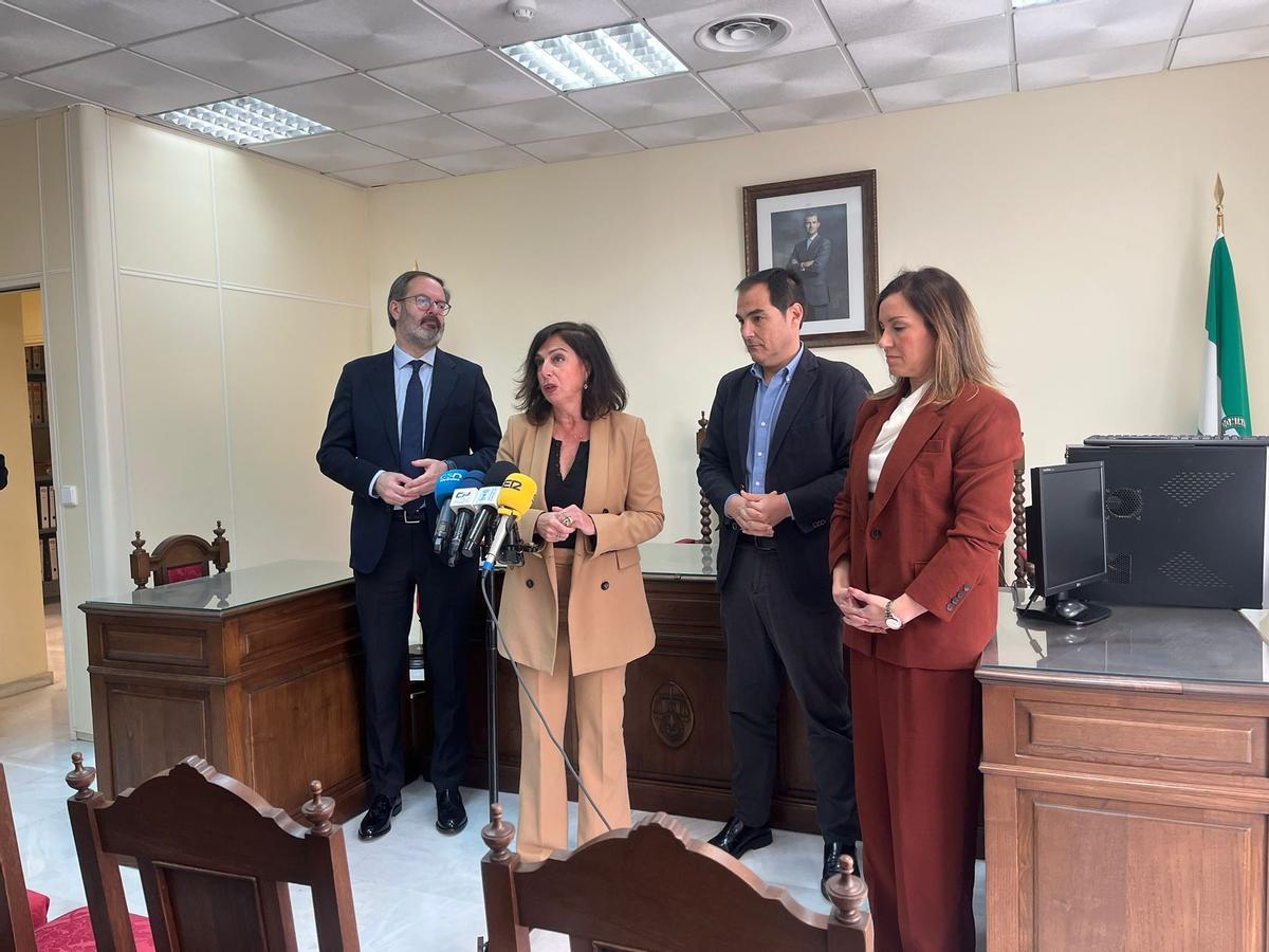 Adolfo Molina, Matilde Esteo, José Antonio Nieto y Raquel López, en el Juzgado de Paz de Palma del Río.