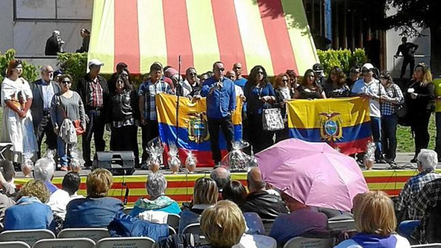 Veïns de Navarcles desplegant la bandera de l&#039;Equador en record