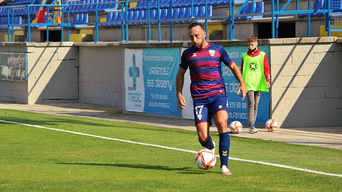 Xumetra en l’acció del partit que acabaria en gol. | DERAR EL KOUMSSI/UE COSTA BRAVA