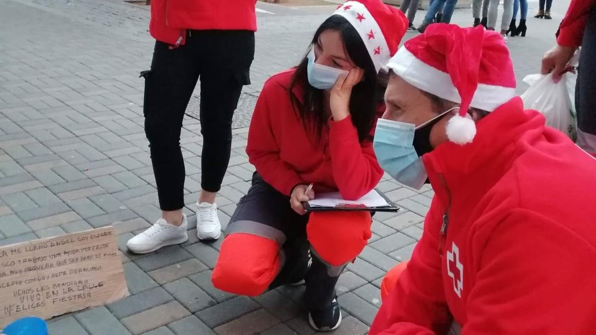 Voluntarios de la UES en su labor de ayuda a las personas sin hogar.